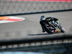 Mengapa Pembalap MotoGP Turunkan Kaki Sebelum Tikungan?
