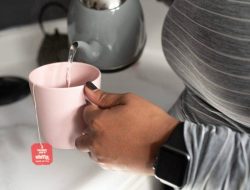 Minum Teh Saat Sahur: Mitos atau Fakta?