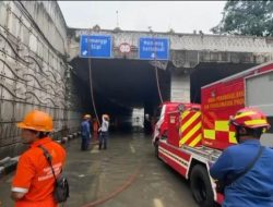 Foto-foto underpass Mampang Prapatan Jaksel terendam banjir, jalan terputus