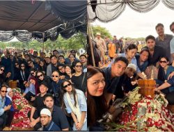 Makna di Balik Sahabat Pakai Baju Biru di Pemakaman Vidi Aldiano, Ada Permintaan Suami Sheila Dara