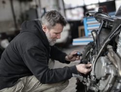 Jangan Langsung Ganti Oli Motor Setelah Kerja, Ini Dampaknya