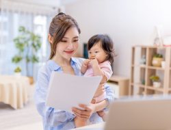 Cara Ibu Mengembangkan Karier dari Keterampilan Harian di Rumah