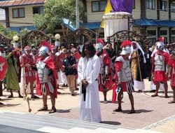 Puasa, Doa, dan Cambukan: Kisah Gino Pattihahuan Memainkan Yesus di Jalan Salib Ambon