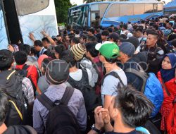 Kapolri Bagikan Mainan ke Pemudik di Bakauheni